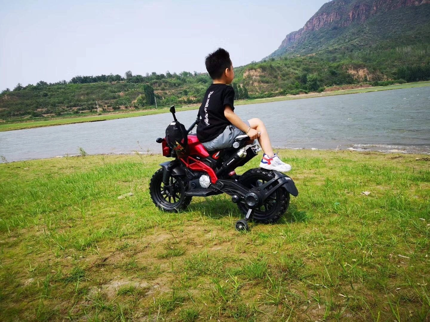 Electric Motorcycle for Kids, Ride on Motorcycle, Tamco 12V Electric Dirt Bike for 3~6 Years Boys Girls with Training Wheels Hand Racing Foot Brake PU seat (red)