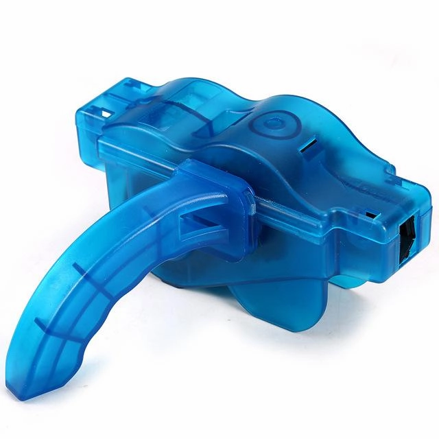 Portable bicycle chain cleaning tool
