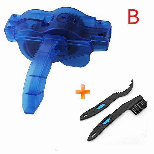 Portable bicycle chain cleaning tool