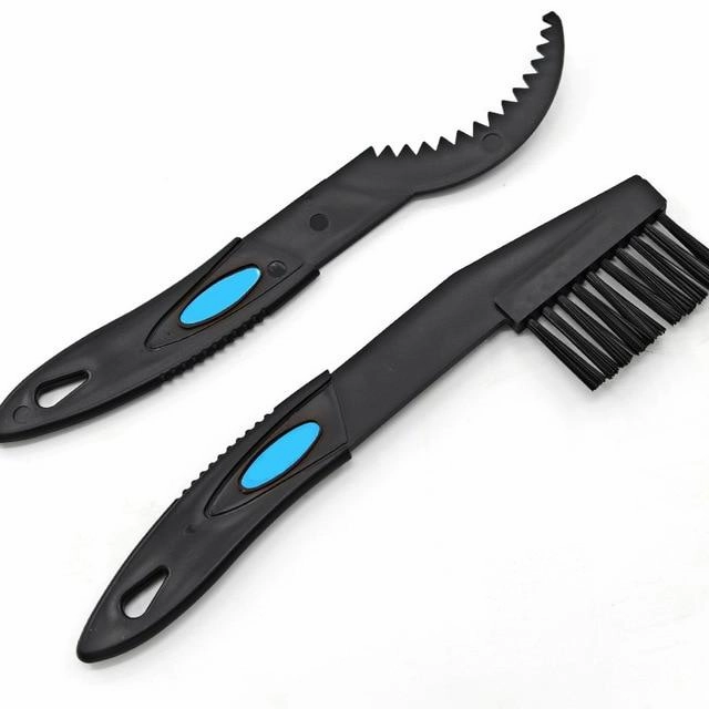 Portable bicycle chain cleaning tool