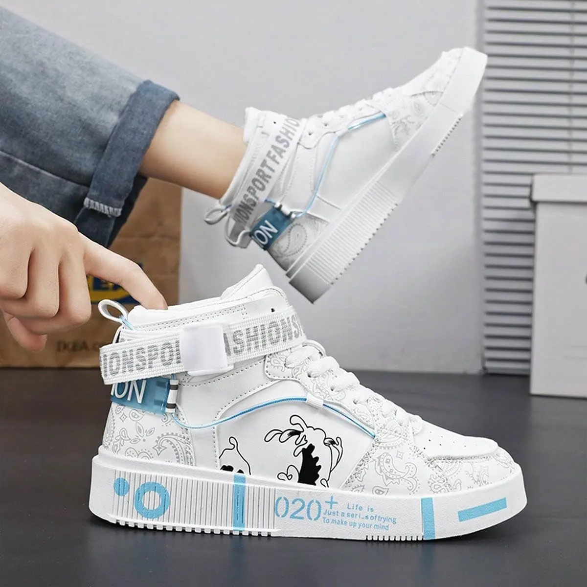 Y2K Bold Graphic Lightweight Sneakers for Women Fashionable Street Style Walking Shoes for Daily Wear with Unique Graffiti Art Design and Soft Sole